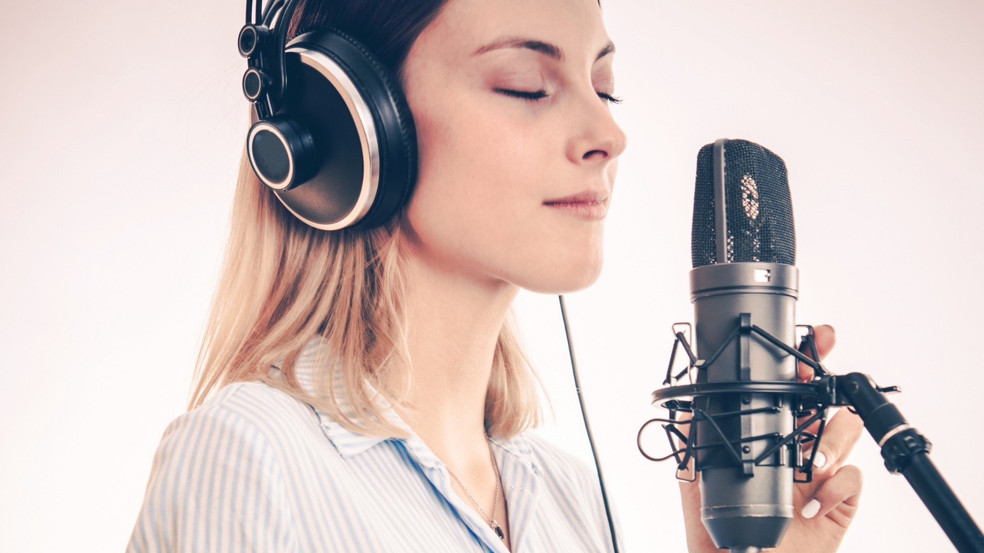 Женщина голос дома. Девушка с микрофоном. Девушка поет в микрофон. Девушка поет в студии. Девушка с микрофоном в студии.
